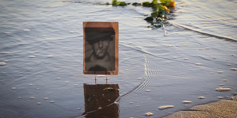 Η εικόνα ενός άγνωστου στην ακτή της Omaha στο Saint Laurent sur mer, παραμονή της 77ης επετείου της απόβασης στη Νορμανδία. 