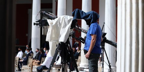Ο οπερατέρ στο Ζάππειο βρήκε τρόπο να προστατευτεί από τον καύσωνα 