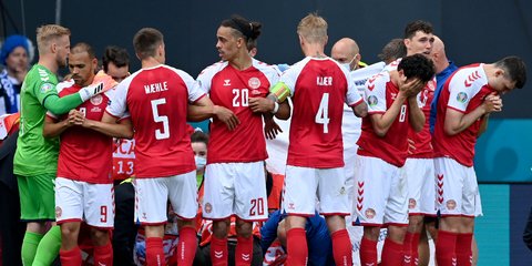 Υπόκλιση για το ανθρώπινο τείχος γύρω από τον Ερικσεν 