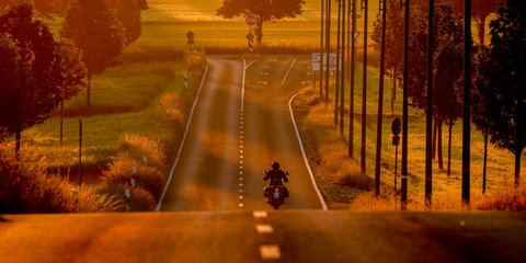 Αίσθηση ελευθερίας: Μοναχικός μοτοσικλετιστής σε δρόμο της Γερμανίας