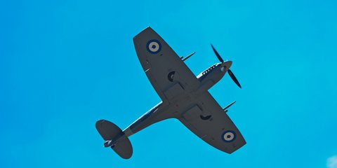 Επέστρεψε στην Ελλάδα το θρυλικό πολεμικό Spitfire, μετά από μήνες ανακατασκευής στη Βρετανία/Intime news