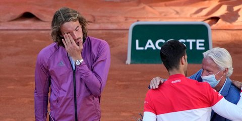 Συγκινημένος ο Στέφανος Τσιτσιπάς μετά τον τελικό του Roland Garros, όπου άγγιξε το όνειρο, αλλά δεν κατάφερε να ξεπεράσει το εμπόδιο που ακούει στο όνομα Τζόκοβιτς / Φωτογραφία: AP Photo/Christophe Ena