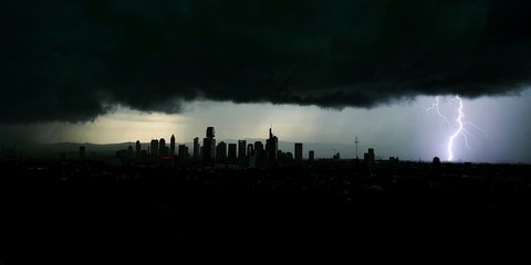 Επιβλητική καταιγίδα με κεραυνούς πάνω από τη Φρανκφούρτη