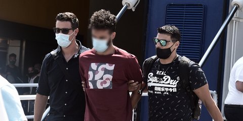 Ο 30χρονος καθ' ομολογίαν δολοφόνος οδηγείται στις φυλακές Κορυδαλλού