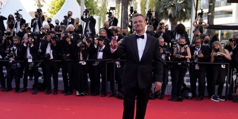 Η ατμόσφαιρα στην Κυανή Ακτή θυμίζει τη λάμψη άλλων ετών από το κόκκινο χαλί του Φεστιβάλ Καννών. Ο γοητευτικός Ματ Ντέιμον στην 74η απονομή στην Κρουαζέτ (AP Photo/Brynn Anderson)