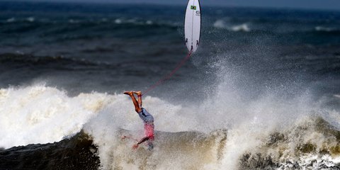Surfing στους Ολυμπιακούς του Τόκιο. Εδώ ο αθλητή της Βραζιλίας Γκάμπριελ Μεντίνα/ΑΡ