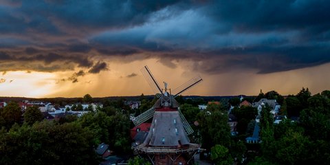 Σαν πίνακας ζωγραφικής του Βαν Γκονγκ: Ανεμόμυλος με φόντο καταιγίδα στη Γερμανία 