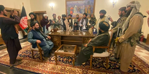 Ταλιμπάν στο προεδρικό μέγαρο του Αφγανιστάν στην Καμπούλ 