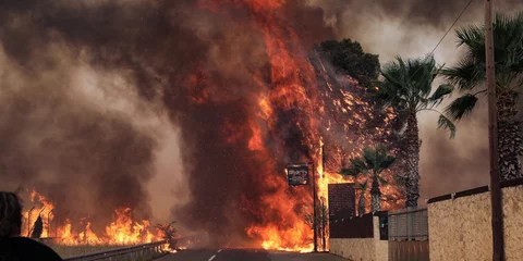 Καίγονται οικήματα στην Βαρυμπόμπη