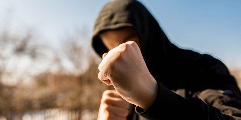 γροθιά έφηβος με κουκούλα