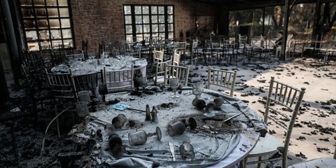 Η επόμενη ημέρα της φωτιάς στη Βαρυμπόμπη, εικόνες καταστροφής στα αποκαϊδια