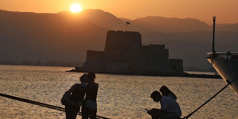 Ηλιοβασίλεμα με φόντο το Μπούρτζι εν μέσω καύσωνα -Φωτογραφία: EUROKINISSI-ΒΑΣΙΛΗΣ ΠΑΠΑΔΟΠΟΥΛΟΣ