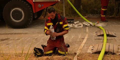  Ενα «ευχαριστώ» για την ξένη βοήθεια στις πυρκαγιές στο πρόσωπο ενός Σλοβάκου πυροσβέστη που μάχεται με τη φωτιά στην Αβγαριά 