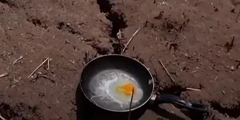 Τηγανητό αυγό, ψήνεται κάτω από τον καυτό ήλιο