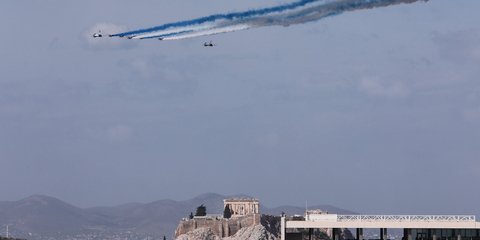 Τα μαχητικά Rafale στα χρώματα της γαλανόλευκης πάνω από την Ακρόπολη