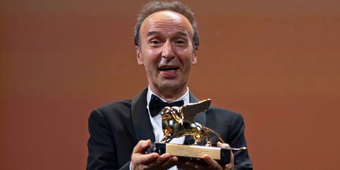 Ο Ρομπέρτο Μπενίνι παραλαμβάνει το Χρυσό Λέοντα στο 78ο Φεστιβάλ Κινηματογράφου στη Βενετία 