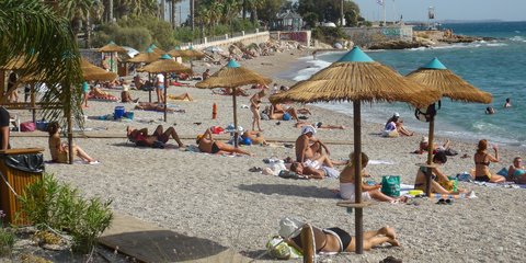 Γέμισαν οι παραλίες της Αττικής αυτή την Κυριακή του Σεπτεμβρίου, που θυμίζει καλοκαίρι 