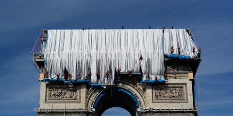 The Arc de Triumph Wrapped: Η Αψίδα του Θριάμβου στο Παρίσι τυλίγεται με 25.000 τ.μ υφάσματος! Το είχε σχεδιάσει ο Κρίστο με τον σύντροφό του Ζαν Κλοντ