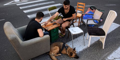 Δύο Ισραηλινοί παίζουν τάβλι σε άδειο δρόμο ανήμερα της αργίας του Γιομ Κιπούρ