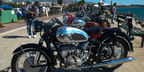 Κούκλες όλες αν και... τα έχουν τα χρονάκια τους: Motoshow από την Λέσχη Φίλων Κλασικής Μοτοσικλέτας στον Αλιμο