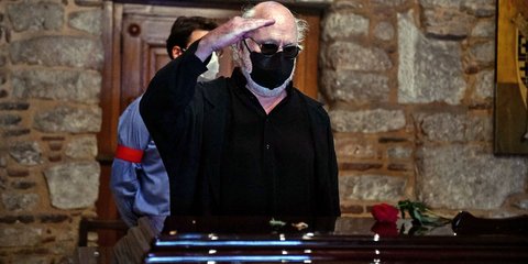   Ανατριχίλα: Ο Διονύσης Σαββόπουλος αποχαιρετά τον Μίκη Θεοδωράκη 