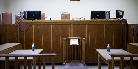 Εδώλιο κατηγορουμένου σε δικαστική αίθουσα