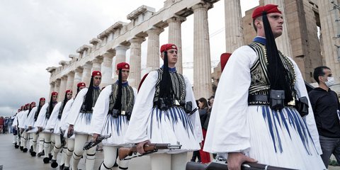 Εύζωνες στην Ακρόπολη για την 77η επέτειο απελευθέρωσης από τον γερμανικό στρατό κατοχής 