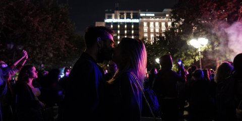 Ενα φιλί στην αντιφασιστική συναυλία