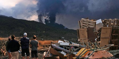 Κάτοικοι της Λα Πάλμα κοιτάζουν το ηφαίστειο να «βρυχάται» ακόμα