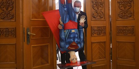 Μια πελώρια κούκλα του Superman που «σπάει» το κεφάλι του στο έδαφος τοποθετήθηκε στο κοινοβούλιο της Ρουμανίας πριν την πρόταση μομφής κατά της κυβέρνησης