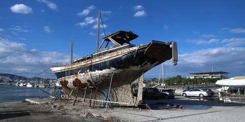 Πλοίο σε καρνάγιο μετά την κακοκαιρία «Μπάλλος» 