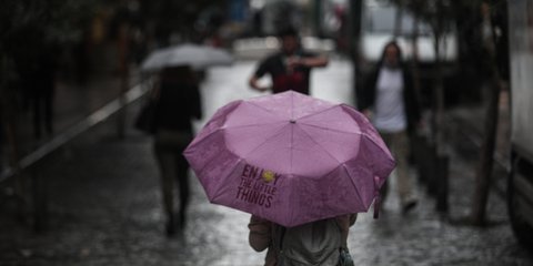 Αυτό που γράφει η ομπρέλλα: Χαρείτε τα μικρά, απλά, πράγματα. Οπως τη βροχή 