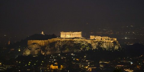 Η φωτισμένη Ακρόπολη στην ομίχλη