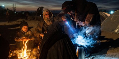 Αφγανιστάν: Μια οικογένεια φτιάχνει τσάι στην ύπαιθρο 