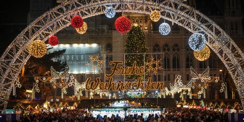 Κόσμος στην χριστουγεννιάτικη αγορά της Βιέννης στην Αυστρία, λίγο πριν το γενικό λοκντάουν