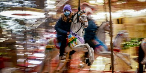 Μια βόλτα η ζωή μας που ζαλίζει... Εφηβη σε λούνα πάρκ της Χριστουγεννιάτικης αγοράς της Φρανκφούρτης 