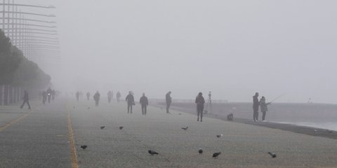 Ομιχλώδες τοπίο στην παραλία Θεσσαλονίκης