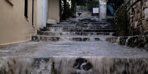 Η βροχή δεν μελαγχολεί μόνο, ξεπλένει 