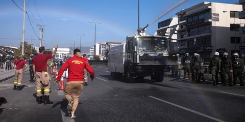 Χημικά και νερό από την ΕΛ.ΑΣ. στους πυροσβέστες 