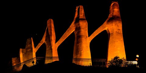 Το μνημείο στο Ζάλογγο φωτίστηκε πορτοκαλί για την ημέρα εξάλειψης της βίας κατά των γυναικών 