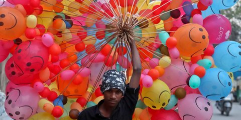 Μια πολύχρωμη πανδαισία από μπαλόνια από πλανόδιο στην Ινδία 