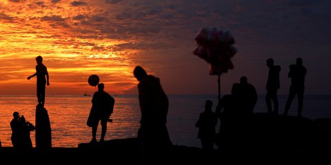 Παλαιστίνιοι στη Γάζα απολαμβάνουν το ηλιοβασίλεμα 