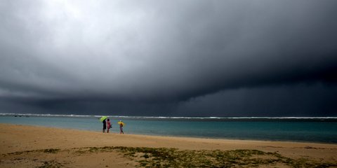 Περιμένοντας την καταιγίδα, στην έρημη παραλία της Χονολουλού στη Χαβάη 