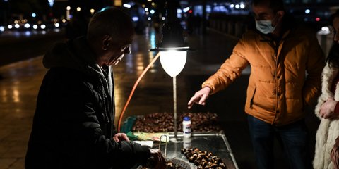 Μια εικόνα γλυκιά, όσο οι αναμνήσεις: Καστανάς στο κέντρο της Αθήνας
