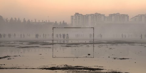 «Ανάσα» με λίγο παιχνίδι στη σκόνη που σήκωσαν οι Ταλιμπάν στο Αφγανιστάν / Φωτογραφία: AP Photo-Petros Giannakouris