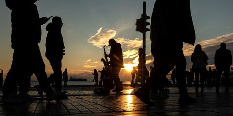 Ηλιοβασίλεμα με σαξόφωνο στην παραλία της χριστουγεννιάτικης Θεσσαλονίκης