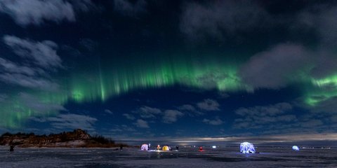 Το βόρειο πολικό σέλας, πάνω από τον ουρανό της Αγίας Πετρούπολης, στη Ρωσία 