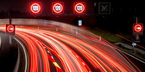 Μια εντυπωσιακή νυχτερινή λήψη από αυτοκινητόδρομο της Γερμανίας 