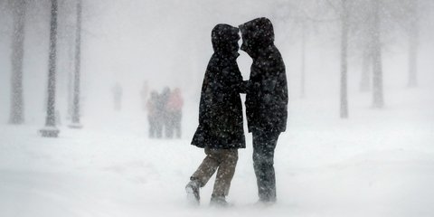 Το θερμό τετ α τετ ενός ζευγαριού στη χιονισμένη Βοστώνη 