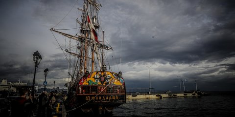 To  ρωσικό ιστιοφόρο SHTANADART, αντίγραφο της φρεγάτας του Μεγάλου Πέτρου, στη Ραφήνα 